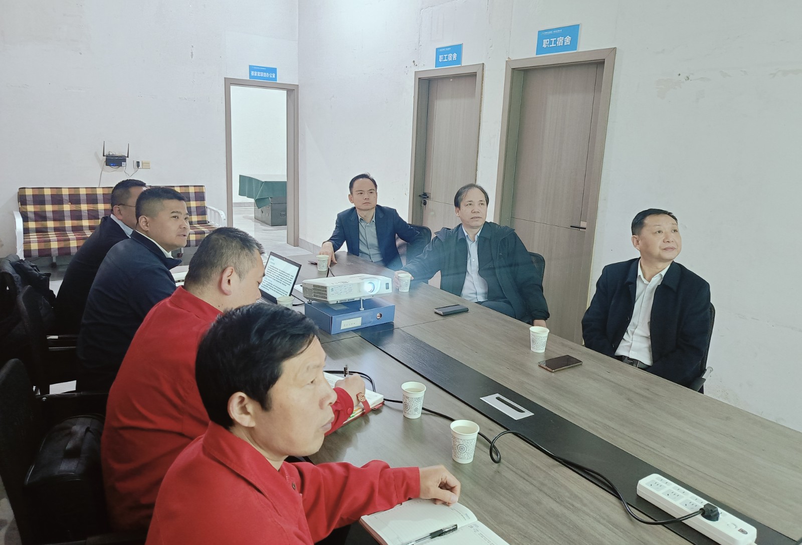 集團公司黨委書記、董事長朱華平一行深入公司蔡家梁項目調研...